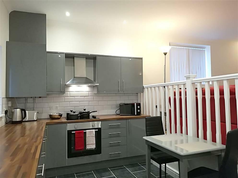 2 Bedroom Modern Apartment, Uplands, Свонсі Екстер'єр фото