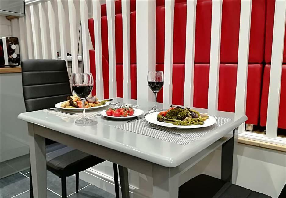 2 Bedroom Modern Apartment, Uplands, Свонсі Екстер'єр фото
